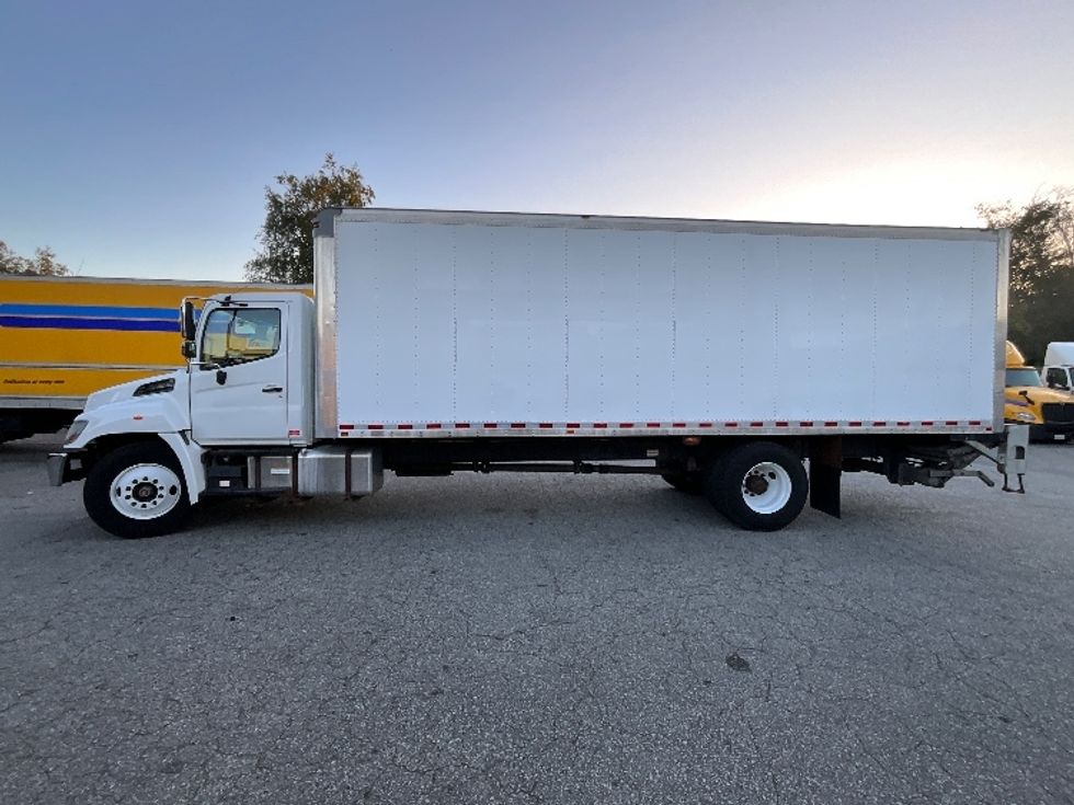 Medium Duty Box Truck-Light and Medium Duty Trucks-Hino-2018-338-Delta-BC-132,409\n\t\tkm-$ 68,750 - Image 4