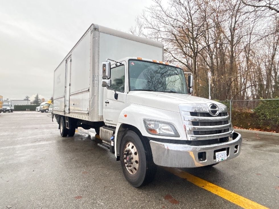 Medium Duty Box Truck-Light and Medium Duty Trucks-Hino-2018-338-Delta-BC-165,730\n\t\tkm-$ 70,250 - Image 1