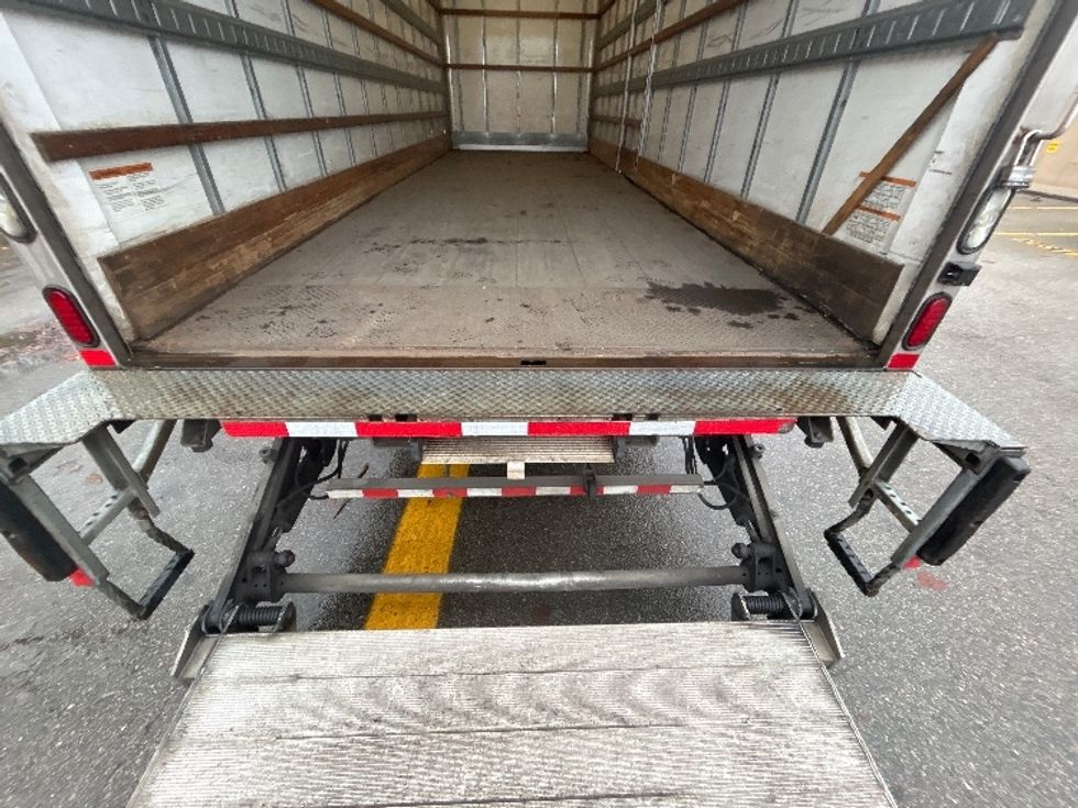 Medium Duty Box Truck-Light and Medium Duty Trucks-Hino-2018-338-Delta-BC-165,730\n\t\tkm-$ 70,250 - Image 10