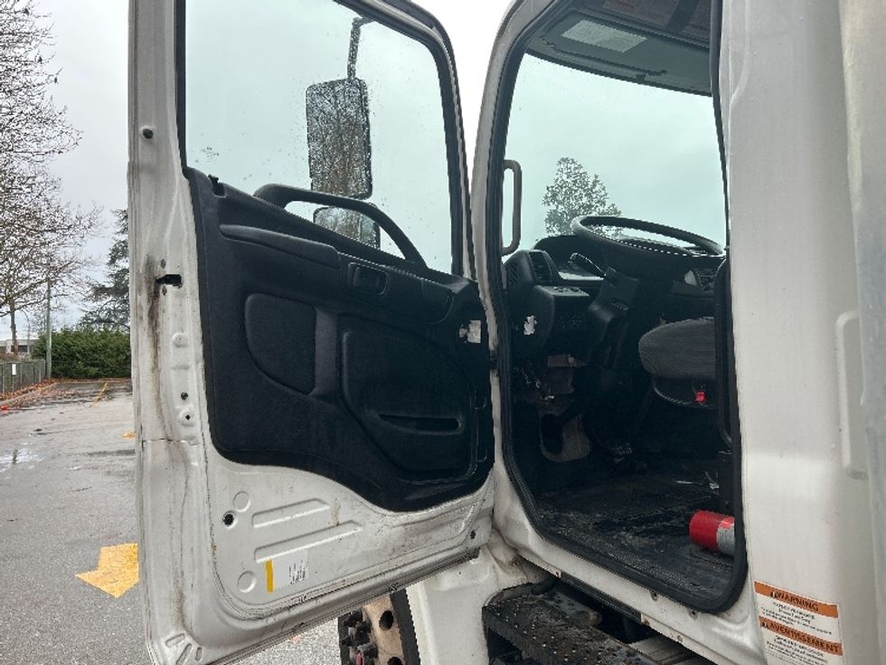 Medium Duty Box Truck-Light and Medium Duty Trucks-Hino-2018-338-Delta-BC-165,730\n\t\tkm-$ 70,250 - Image 16