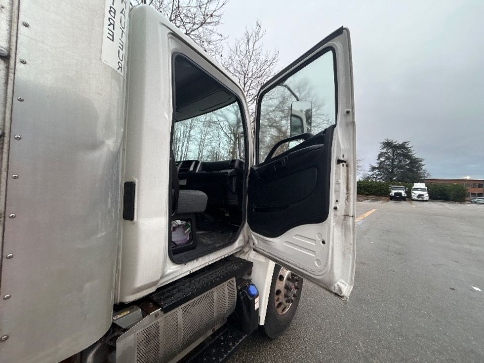 Medium Duty Box Truck-Light and Medium Duty Trucks-Hino-2018-338-Delta-BC-165,730\n\t\tkm-$ 70,250 - Image 20