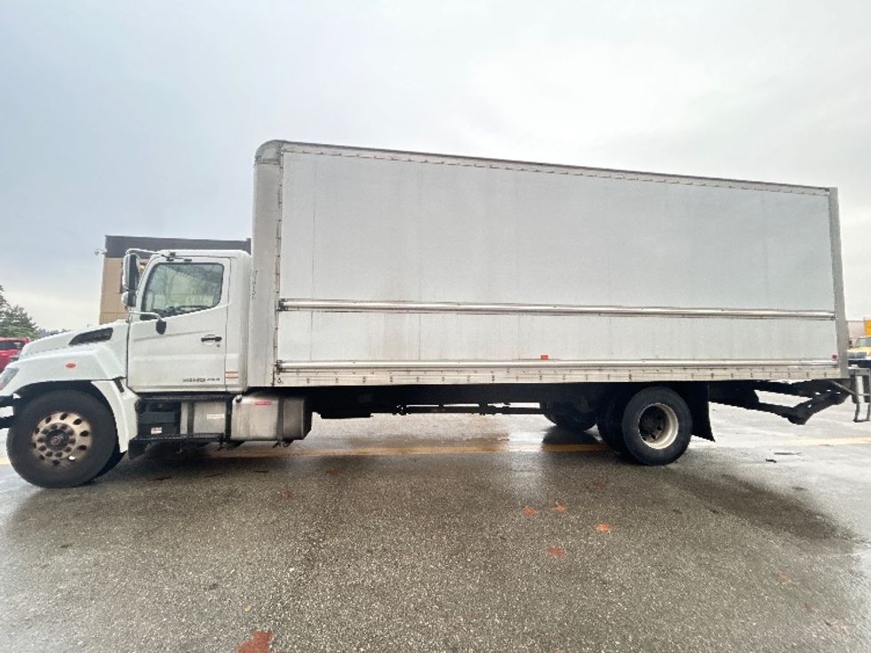 Medium Duty Box Truck-Light and Medium Duty Trucks-Hino-2018-338-Delta-BC-165,730\n\t\tkm-$ 70,250 - Image 4