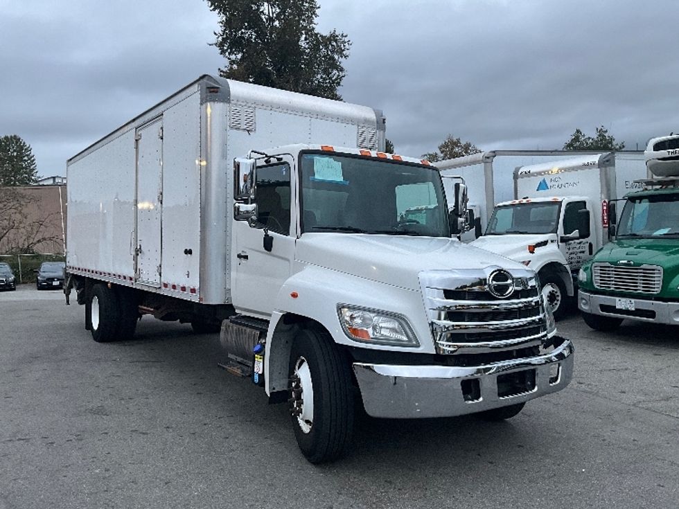 Medium Duty Box Truck-Light and Medium Duty Trucks-Hino-2018-338-Delta-BC-186,950\n\t\tkm-$ 65,500 - Image 1