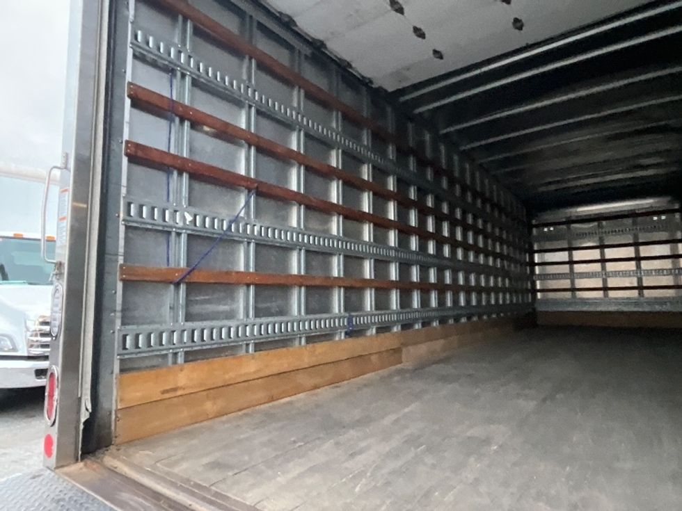 Medium Duty Box Truck-Light and Medium Duty Trucks-Hino-2018-338-Delta-BC-186,950\n\t\tkm-$ 65,500 - Image 11