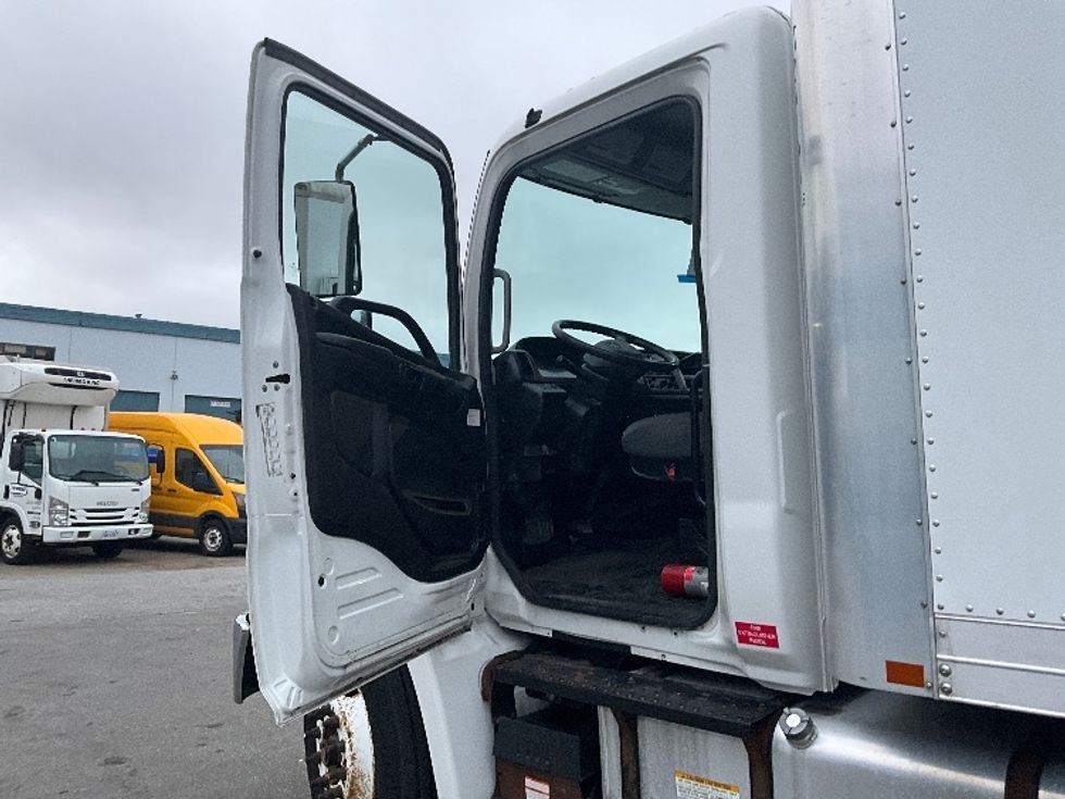 Medium Duty Box Truck-Light and Medium Duty Trucks-Hino-2018-338-Delta-BC-186,950\n\t\tkm-$ 65,500 - Image 16