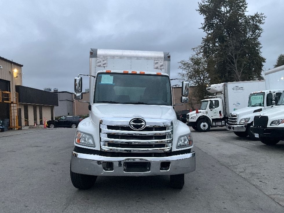 Medium Duty Box Truck-Light and Medium Duty Trucks-Hino-2018-338-Delta-BC-186,950\n\t\tkm-$ 65,500 - Image 2