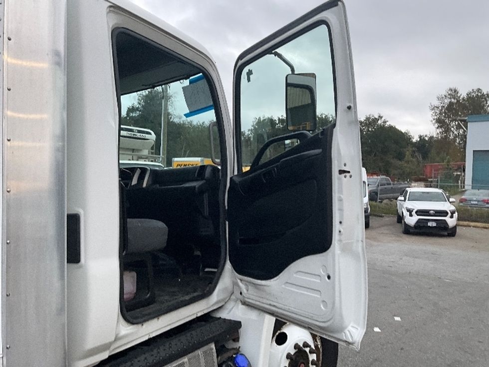 Medium Duty Box Truck-Light and Medium Duty Trucks-Hino-2018-338-Delta-BC-186,950\n\t\tkm-$ 65,500 - Image 20