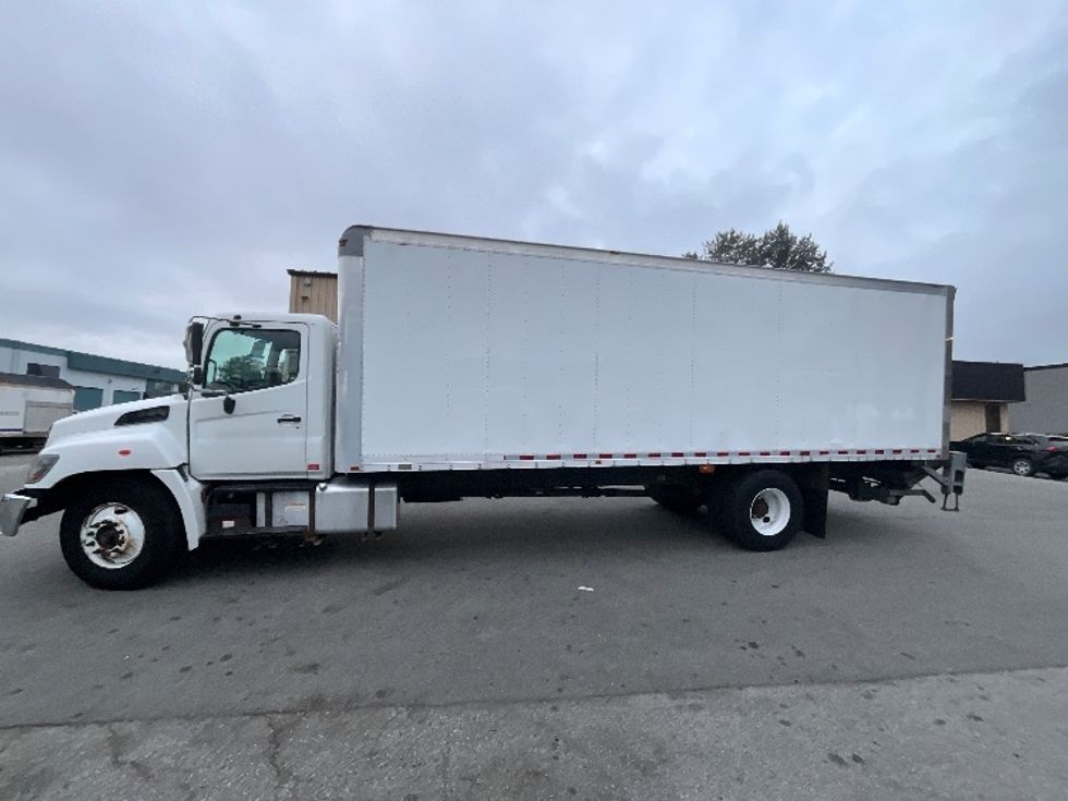 Medium Duty Box Truck-Light and Medium Duty Trucks-Hino-2018-338-Delta-BC-186,950\n\t\tkm-$ 65,500 - Image 4
