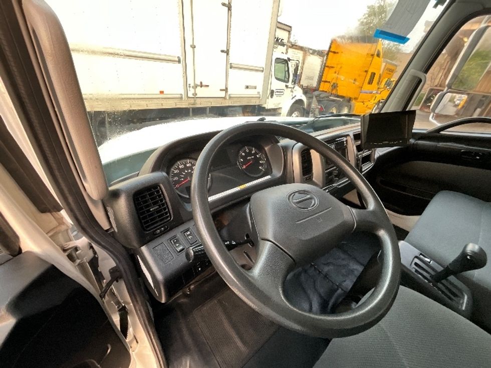 Medium Duty Box Truck-Light and Medium Duty Trucks-Hino-2018-338-Delta-BC-86,625\n\t\tkm-$ 72,250 - Image 17