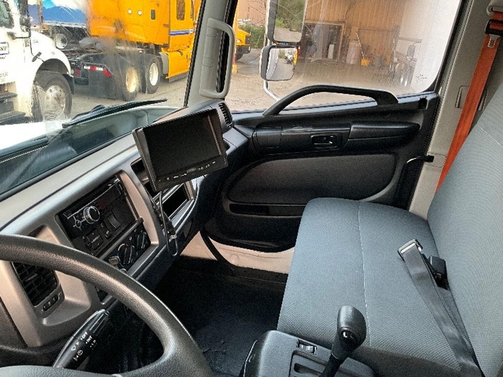 Medium Duty Box Truck-Light and Medium Duty Trucks-Hino-2018-338-Delta-BC-86,625\n\t\tkm-$ 72,250 - Image 19