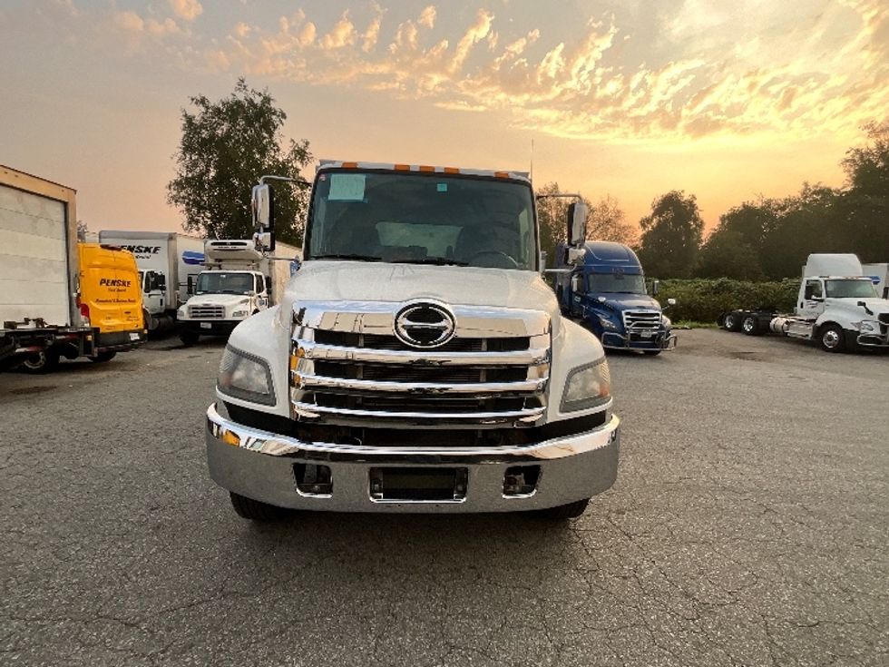 Medium Duty Box Truck-Light and Medium Duty Trucks-Hino-2018-338-Delta-BC-86,625\n\t\tkm-$ 72,250 - Image 2