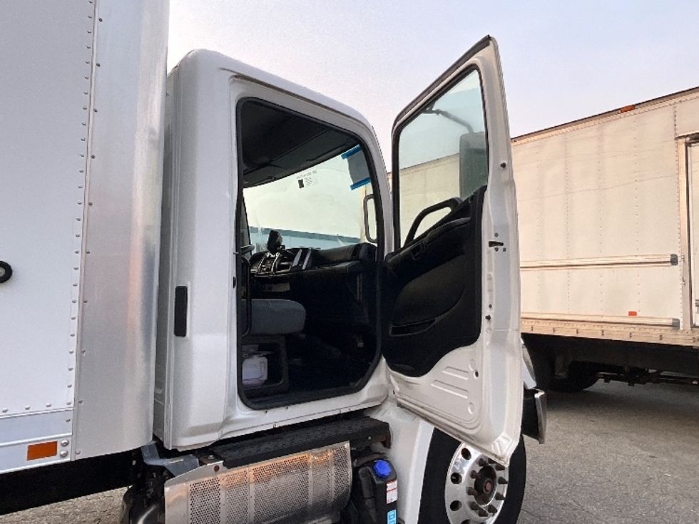 Medium Duty Box Truck-Light and Medium Duty Trucks-Hino-2018-338-Delta-BC-86,625\n\t\tkm-$ 72,250 - Image 20