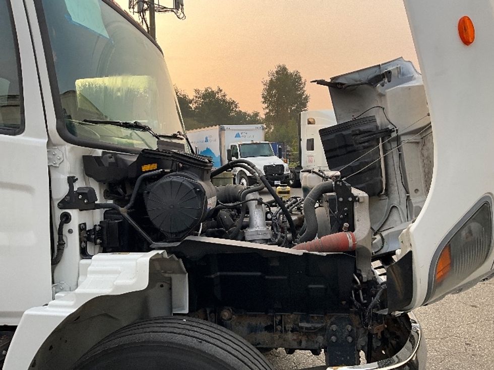 Medium Duty Box Truck-Light and Medium Duty Trucks-Hino-2018-338-Delta-BC-86,625\n\t\tkm-$ 72,250 - Image 23