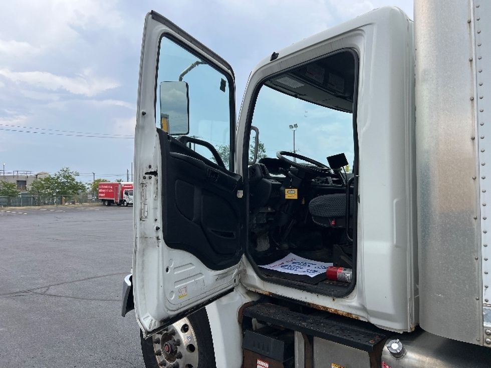 Medium Duty Box Truck-Light and Medium Duty Trucks-Hino-2018-338-Mississauga-ON-187,294\n\t\tkm-$ 66,250 - Image 16