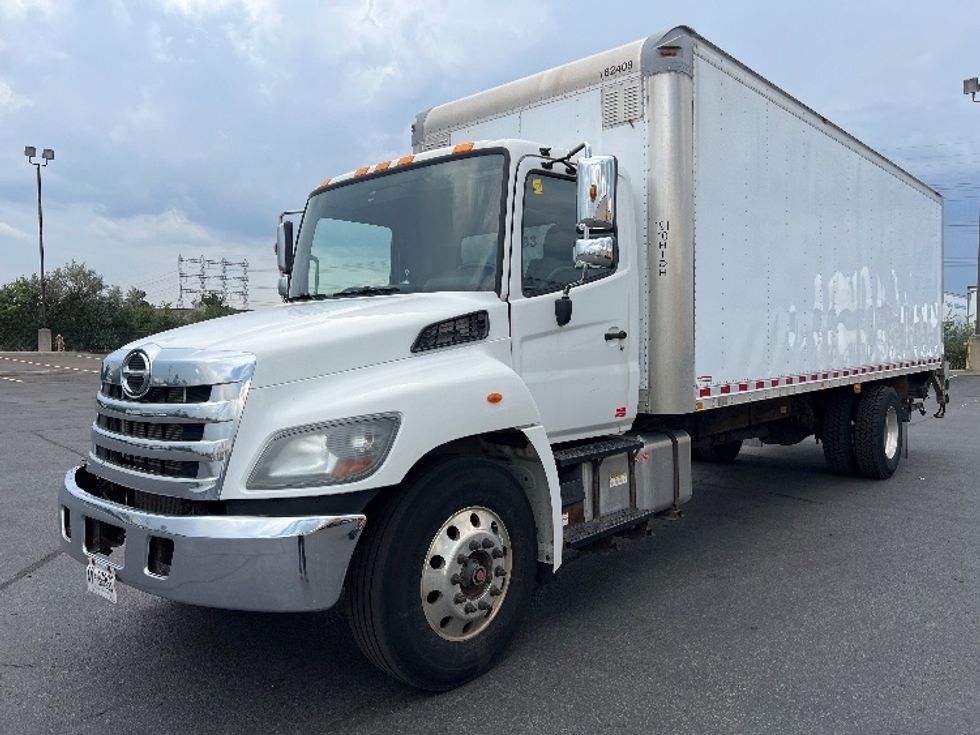 Medium Duty Box Truck-Light and Medium Duty Trucks-Hino-2018-338-Mississauga-ON-187,294\n\t\tkm-$ 66,250 - Image 3