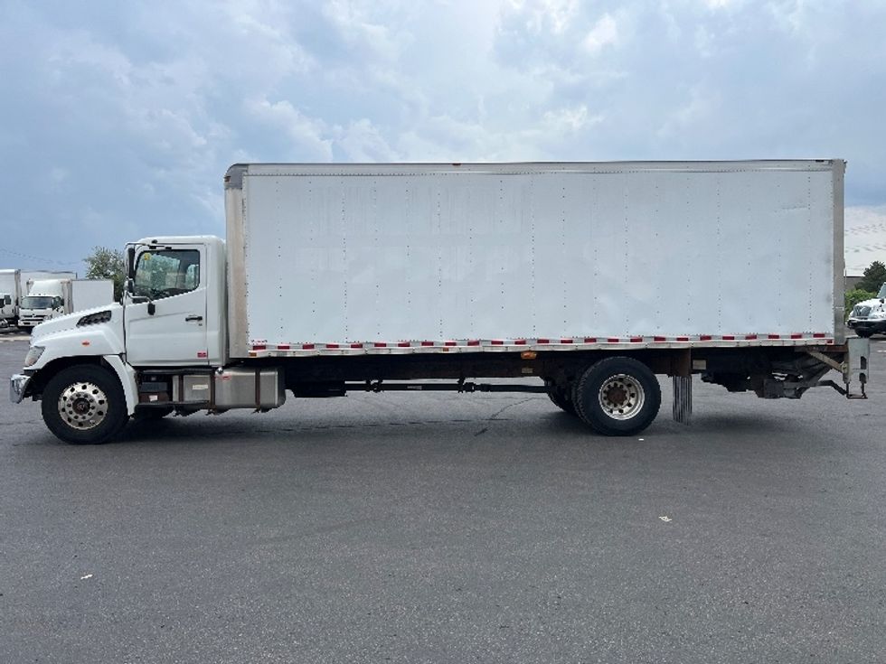 Medium Duty Box Truck-Light and Medium Duty Trucks-Hino-2018-338-Mississauga-ON-187,294\n\t\tkm-$ 66,250 - Image 4