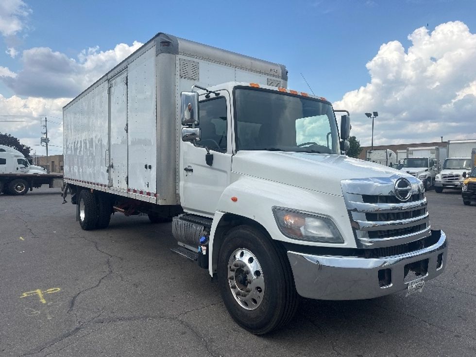 Medium Duty Box Truck-Light and Medium Duty Trucks-Hino-2018-338-Mississauga-ON-225,676\n\t\tkm-$ 64,000 - Image 1