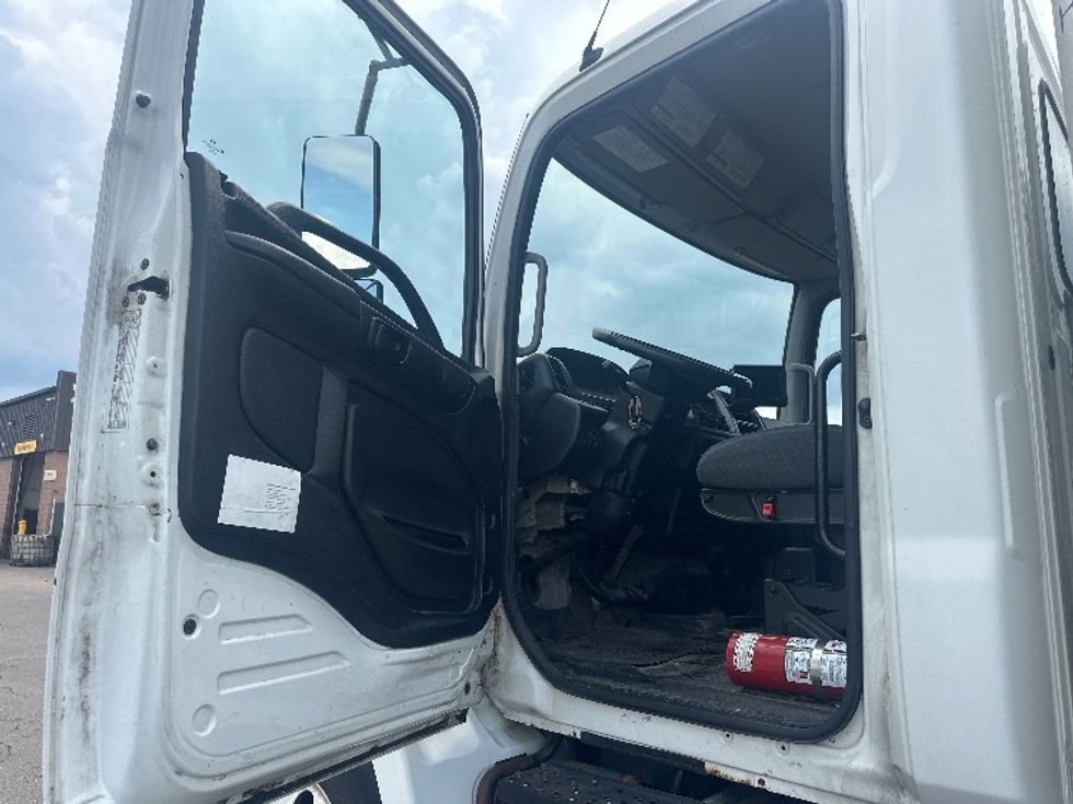 Medium Duty Box Truck-Light and Medium Duty Trucks-Hino-2018-338-Mississauga-ON-225,676\n\t\tkm-$ 64,000 - Image 16