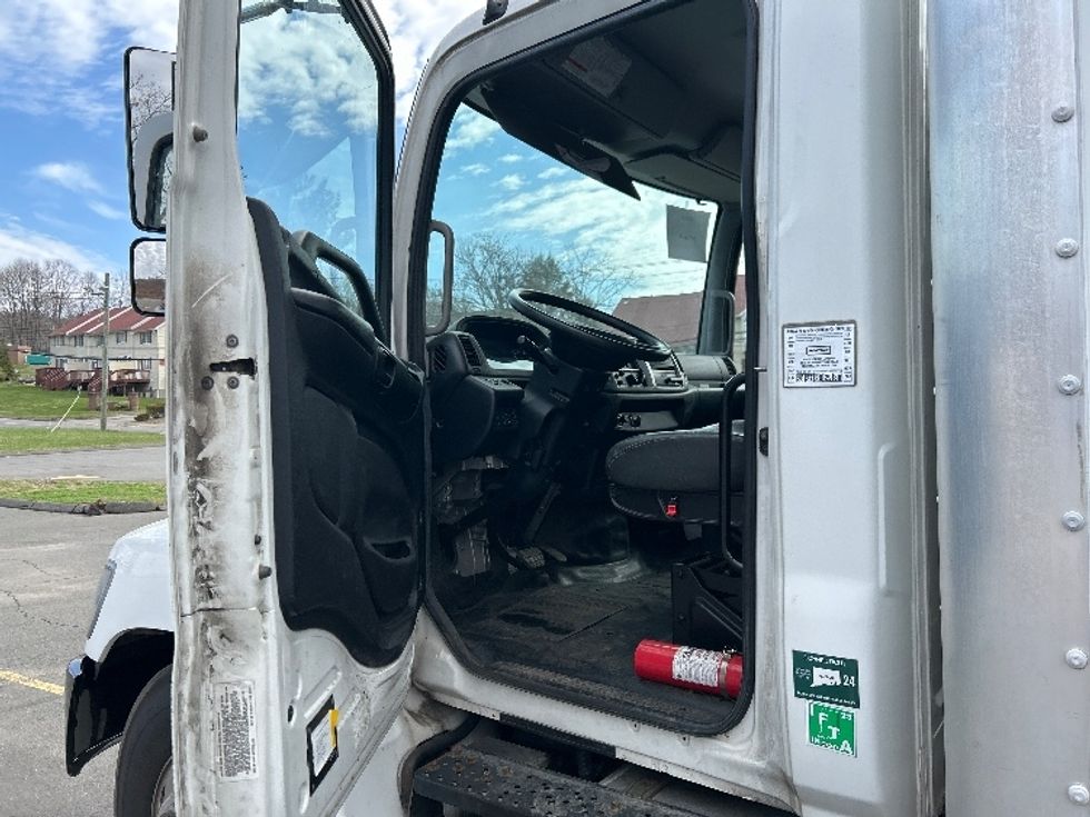 Medium Duty Box Truck-Light and Medium Duty Trucks-Hino-2018-338-Montgomery-NY-61,635\n\t\tmiles-$ 37,250 - Image 16