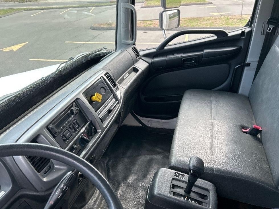 Medium Duty Box Truck-Light and Medium Duty Trucks-Hino-2018-338-Montgomery-NY-61,635\n\t\tmiles-$ 37,250 - Image 19