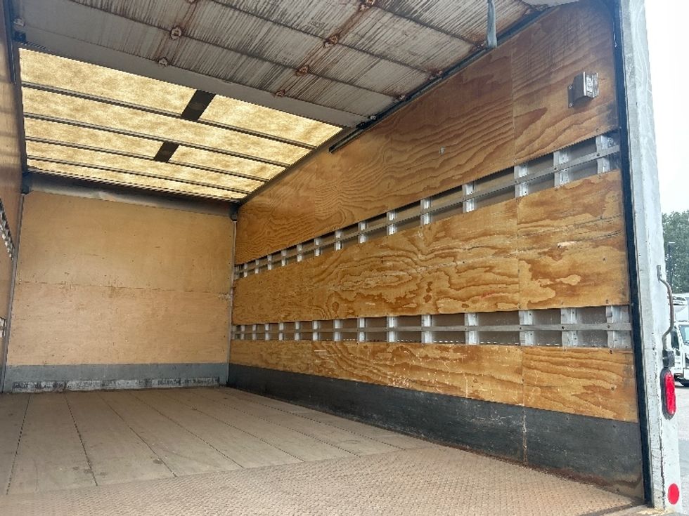 Medium Duty Box Truck-Light and Medium Duty Trucks-Hino-2019-195-Abbotsford-BC-247,806\n\t\tkm-$ 44,250 - Image 12