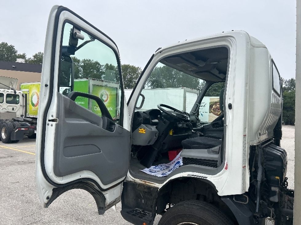 Medium Duty Box Truck-Light and Medium Duty Trucks-Hino-2019-195-Abbotsford-BC-247,806\n\t\tkm-$ 44,250 - Image 16