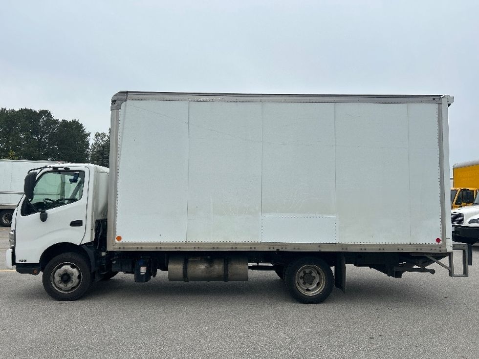 Medium Duty Box Truck-Light and Medium Duty Trucks-Hino-2019-195-Abbotsford-BC-247,806\n\t\tkm-$ 44,250 - Image 4