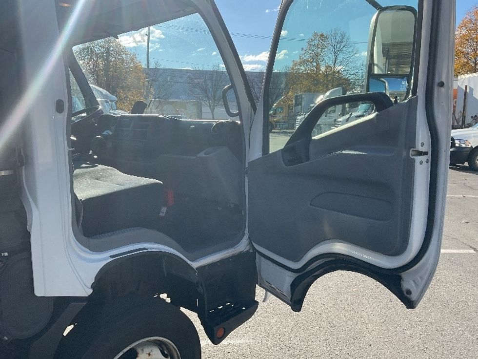 Medium Duty Box Truck-Light and Medium Duty Trucks-Hino-2019-195-Albany-NY-111,427\n\t\tmiles-$ 35,750 - Image 20