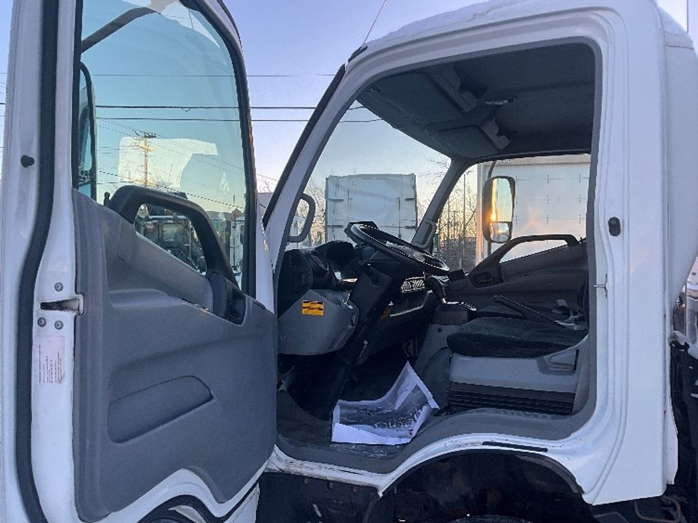 Medium Duty Box Truck-Light and Medium Duty Trucks-Hino-2019-195-Boucherville-PQ-153,181\n\t\tkm-$ 59,750 - Image 16