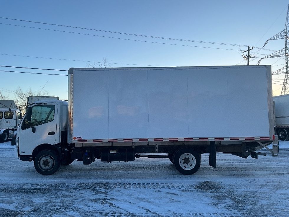 Medium Duty Box Truck-Light and Medium Duty Trucks-Hino-2019-195-Boucherville-PQ-153,181\n\t\tkm-$ 59,750 - Image 4