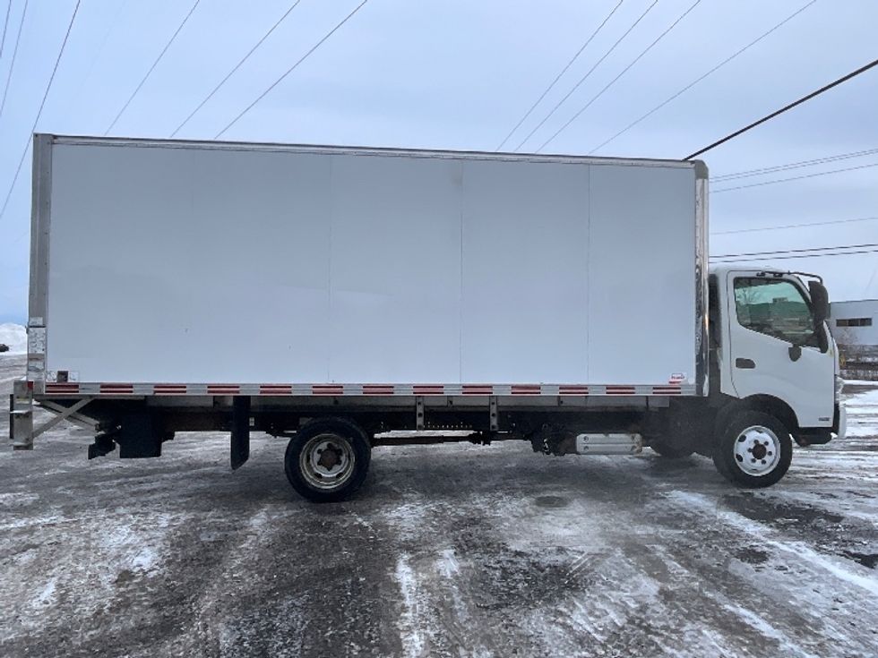 Medium Duty Box Truck-Light and Medium Duty Trucks-Hino-2019-195-Boucherville-PQ-183,653\n\t\tkm-$ 57,250 - Image 15