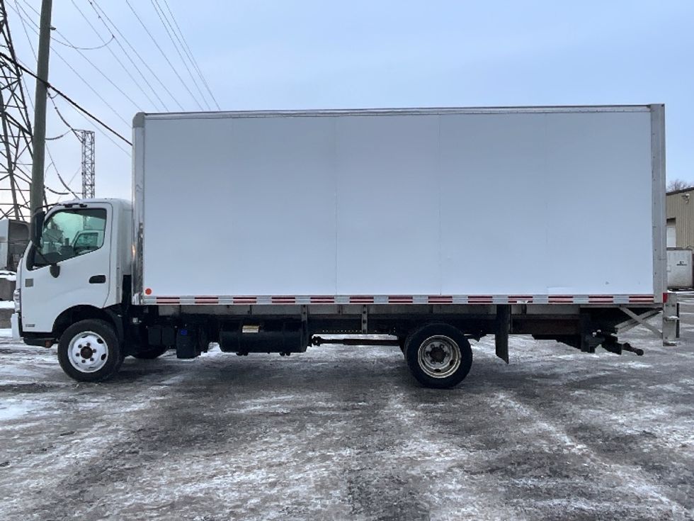 Medium Duty Box Truck-Light and Medium Duty Trucks-Hino-2019-195-Boucherville-PQ-183,653\n\t\tkm-$ 57,250 - Image 4