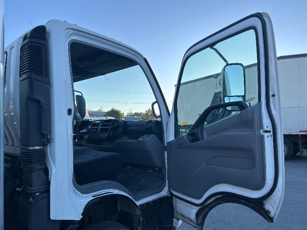 Medium Duty Box Truck-Light and Medium Duty Trucks-Hino-2019-195-Dartmouth-NS-62,329\n\t\tkm-$ 65,000 - Image 19