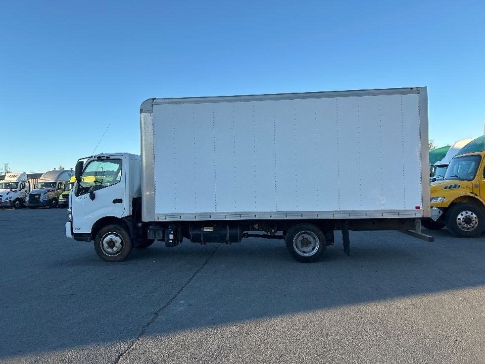 Medium Duty Box Truck-Light and Medium Duty Trucks-Hino-2019-195-Dartmouth-NS-62,329\n\t\tkm-$ 65,000 - Image 4