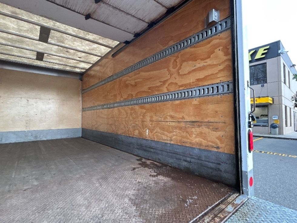 Medium Duty Box Truck-Light and Medium Duty Trucks-Hino-2019-195-Delta-BC-150,801\n\t\tkm-$ 60,000 - Image 12