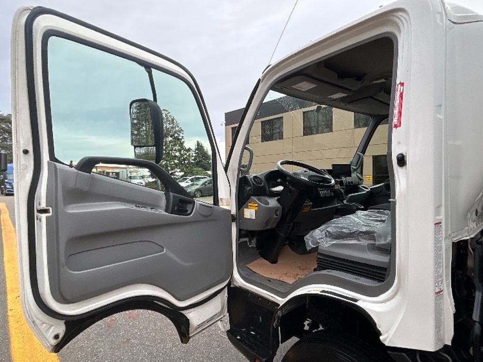 Medium Duty Box Truck-Light and Medium Duty Trucks-Hino-2019-195-Delta-BC-150,801\n\t\tkm-$ 60,000 - Image 16