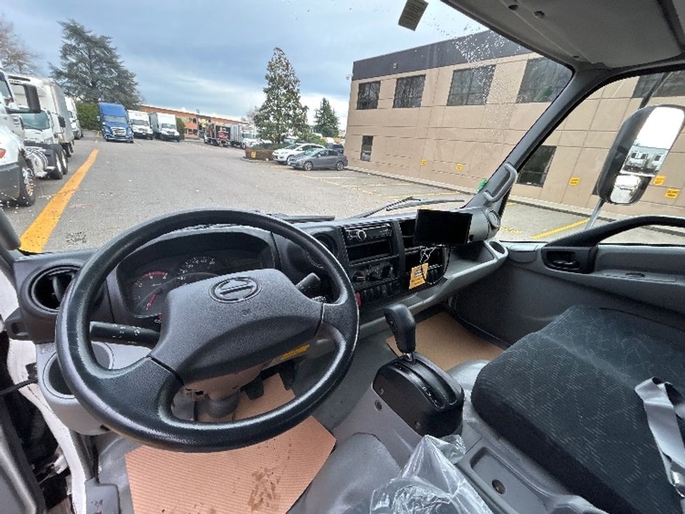 Medium Duty Box Truck-Light and Medium Duty Trucks-Hino-2019-195-Delta-BC-150,801\n\t\tkm-$ 60,000 - Image 18