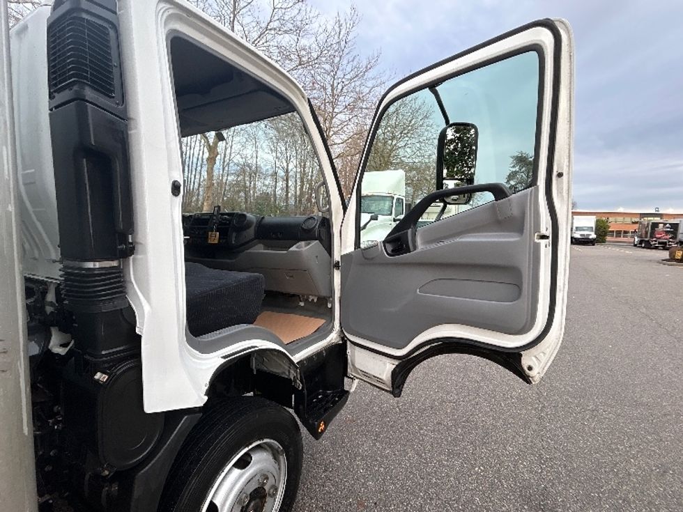 Medium Duty Box Truck-Light and Medium Duty Trucks-Hino-2019-195-Delta-BC-150,801\n\t\tkm-$ 60,000 - Image 20