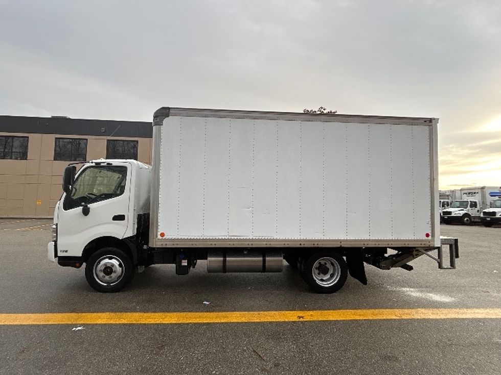 Medium Duty Box Truck-Light and Medium Duty Trucks-Hino-2019-195-Delta-BC-150,801\n\t\tkm-$ 60,000 - Image 4