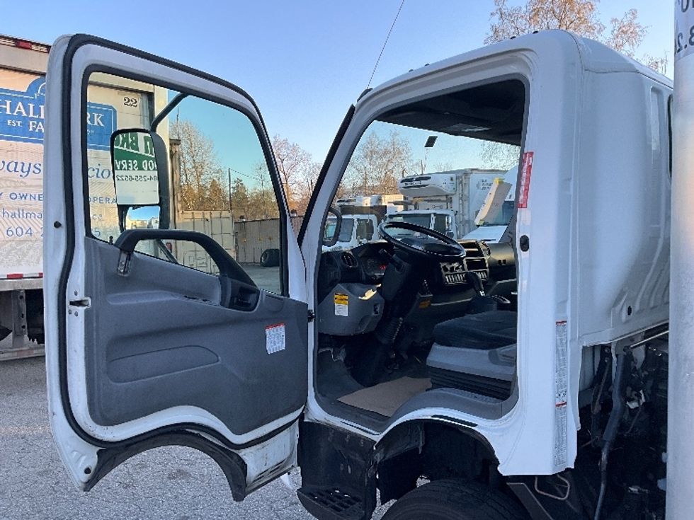 Medium Duty Box Truck-Light and Medium Duty Trucks-Hino-2019-195-Delta-BC-175,555\n\t\tkm-$ 58,500 - Image 16