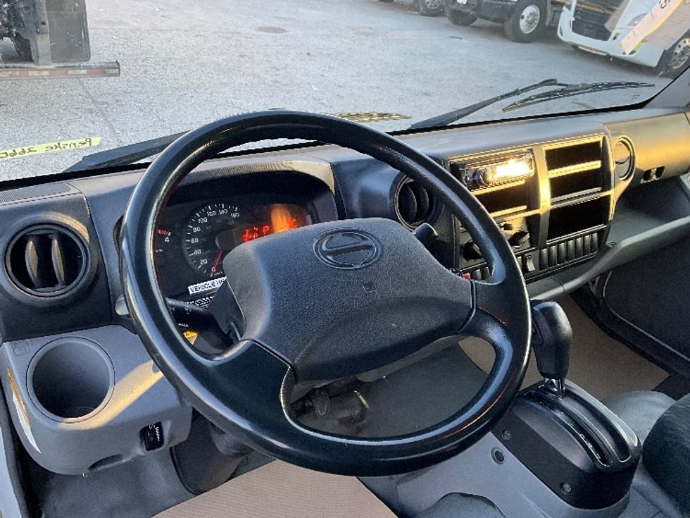 Medium Duty Box Truck-Light and Medium Duty Trucks-Hino-2019-195-Delta-BC-175,555\n\t\tkm-$ 58,500 - Image 17