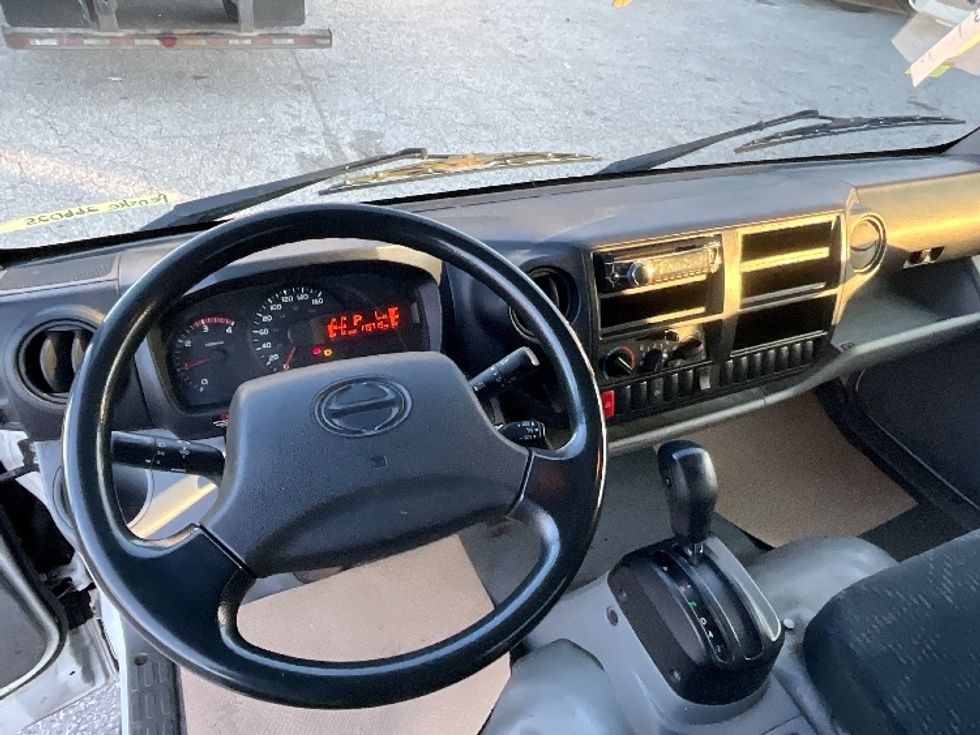 Medium Duty Box Truck-Light and Medium Duty Trucks-Hino-2019-195-Delta-BC-175,555\n\t\tkm-$ 58,500 - Image 18