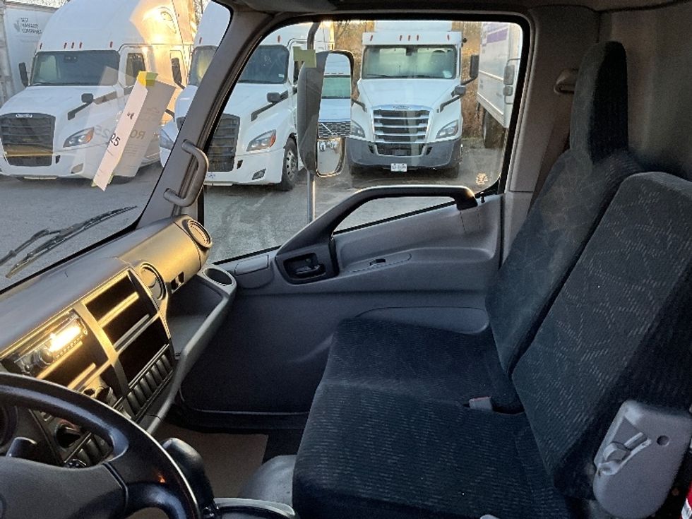 Medium Duty Box Truck-Light and Medium Duty Trucks-Hino-2019-195-Delta-BC-175,555\n\t\tkm-$ 58,500 - Image 19