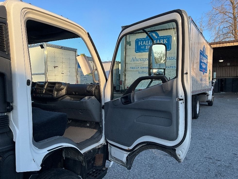 Medium Duty Box Truck-Light and Medium Duty Trucks-Hino-2019-195-Delta-BC-175,555\n\t\tkm-$ 58,500 - Image 20