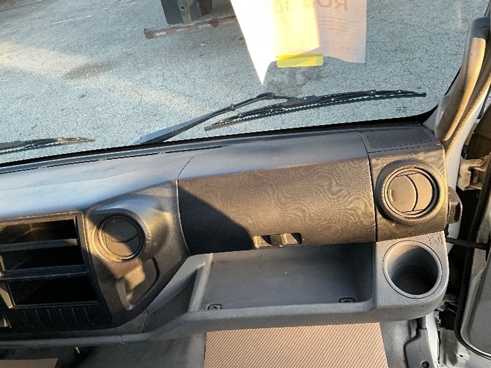 Medium Duty Box Truck-Light and Medium Duty Trucks-Hino-2019-195-Delta-BC-175,555\n\t\tkm-$ 58,500 - Image 21