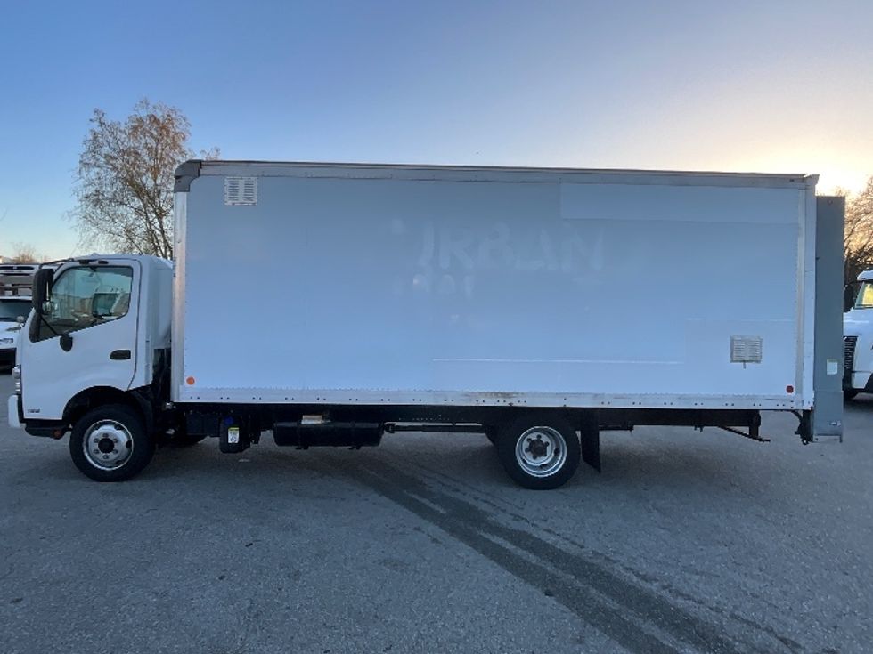 Medium Duty Box Truck-Light and Medium Duty Trucks-Hino-2019-195-Delta-BC-175,555\n\t\tkm-$ 58,500 - Image 4