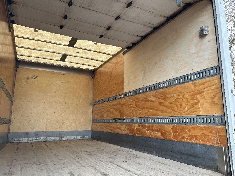 Medium Duty Box Truck-Light and Medium Duty Trucks-Hino-2019-195-Delta-BC-182,575\n\t\tkm-$ 57,250 - Image 12