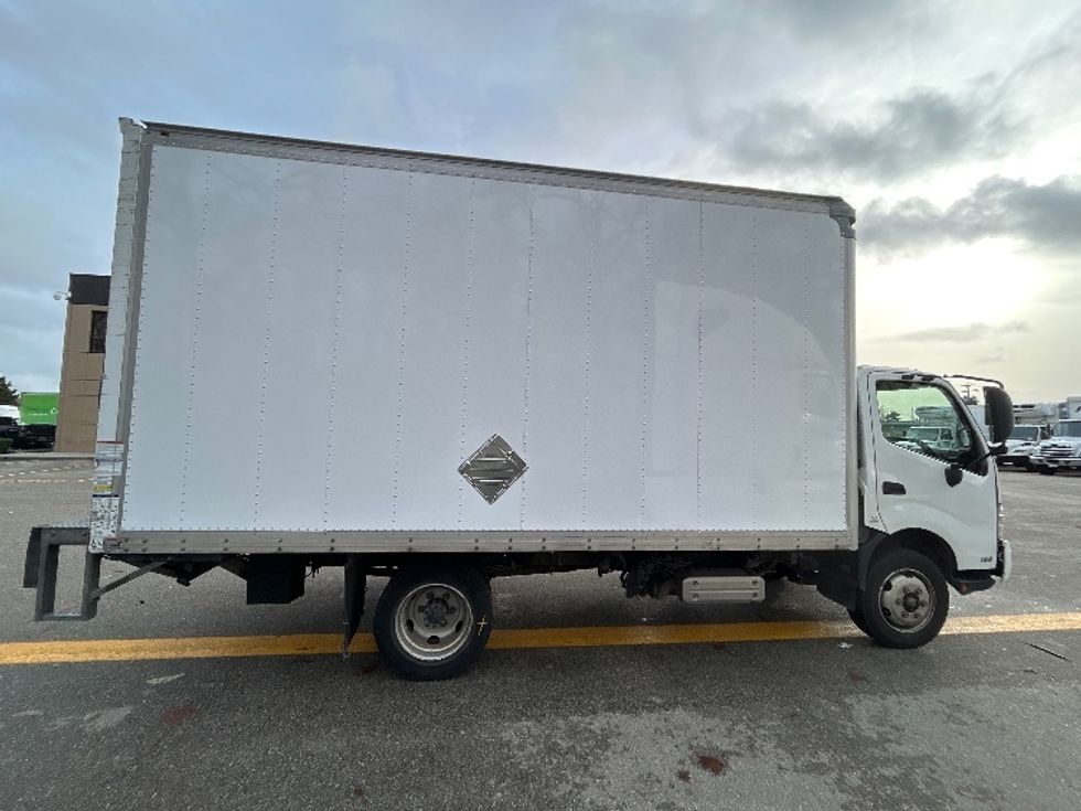 Medium Duty Box Truck-Light and Medium Duty Trucks-Hino-2019-195-Delta-BC-182,575\n\t\tkm-$ 57,250 - Image 15