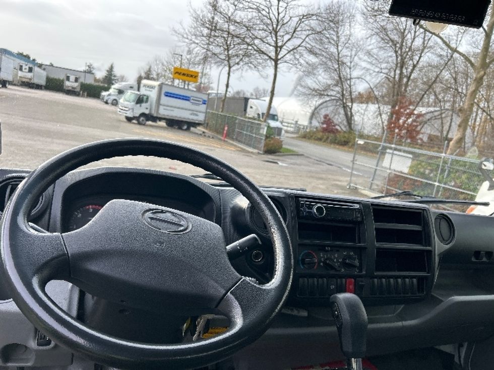 Medium Duty Box Truck-Light and Medium Duty Trucks-Hino-2019-195-Delta-BC-182,575\n\t\tkm-$ 57,250 - Image 17