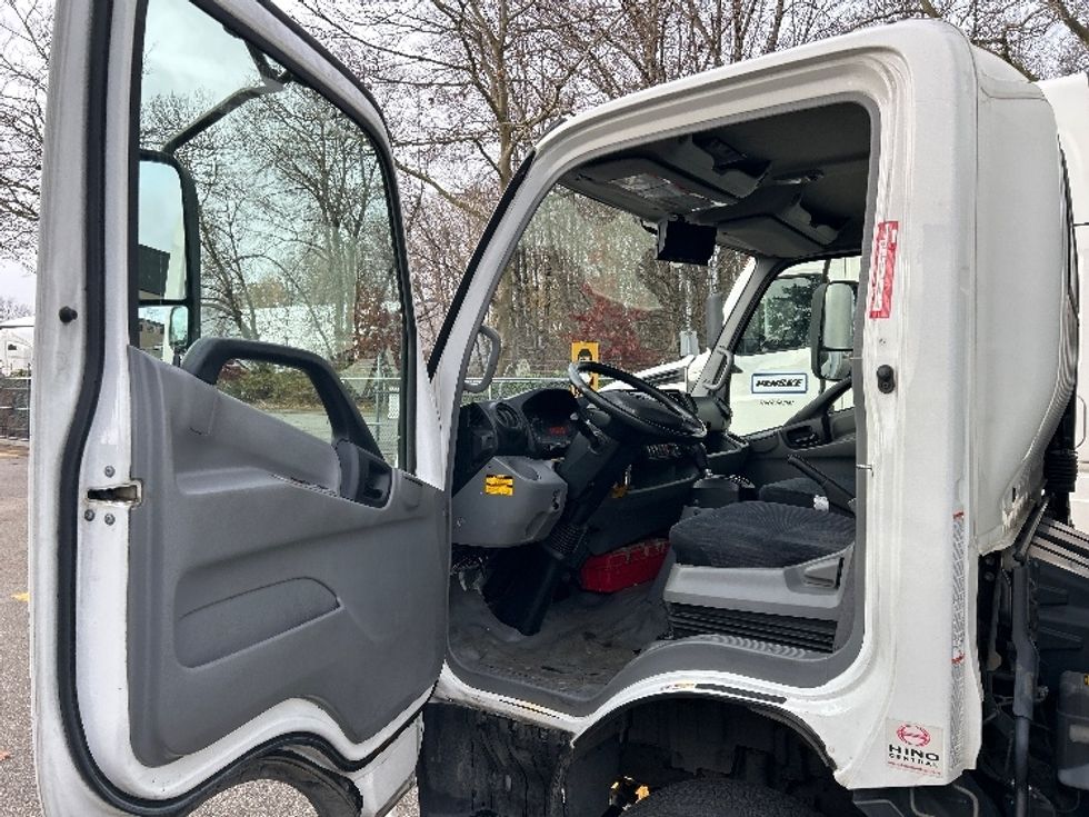 Medium Duty Box Truck-Light and Medium Duty Trucks-Hino-2019-195-Delta-BC-182,575\n\t\tkm-$ 57,250 - Image 21